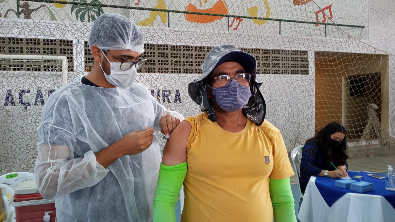 Prefeitura municipal através da secretaria de saúde realiza a imunização dos agentes de limpeza pública do município