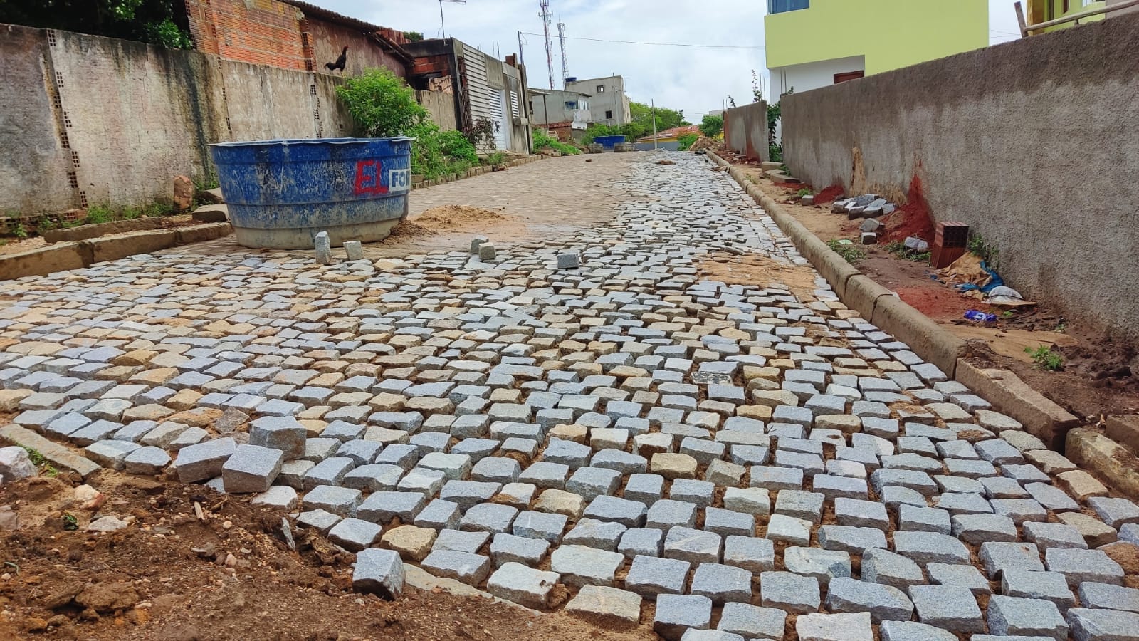 Programa “Minha rua sem lama e sem poeira” chega no Conjunto Major Augusto Bezerra
