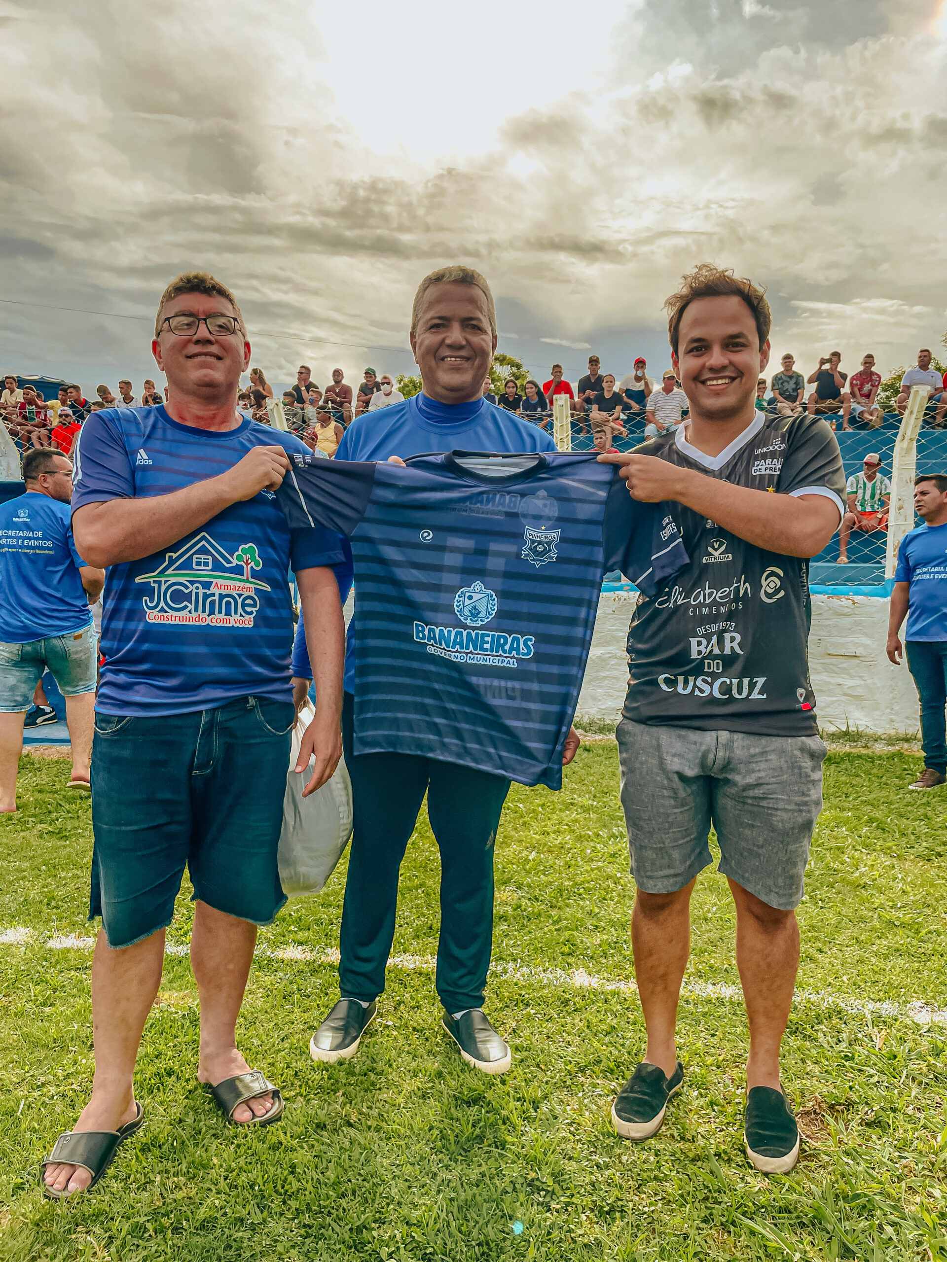 Clubes que participaram do Campeonato Municipal receberam uniformes das mãos do Prefeito Matheus