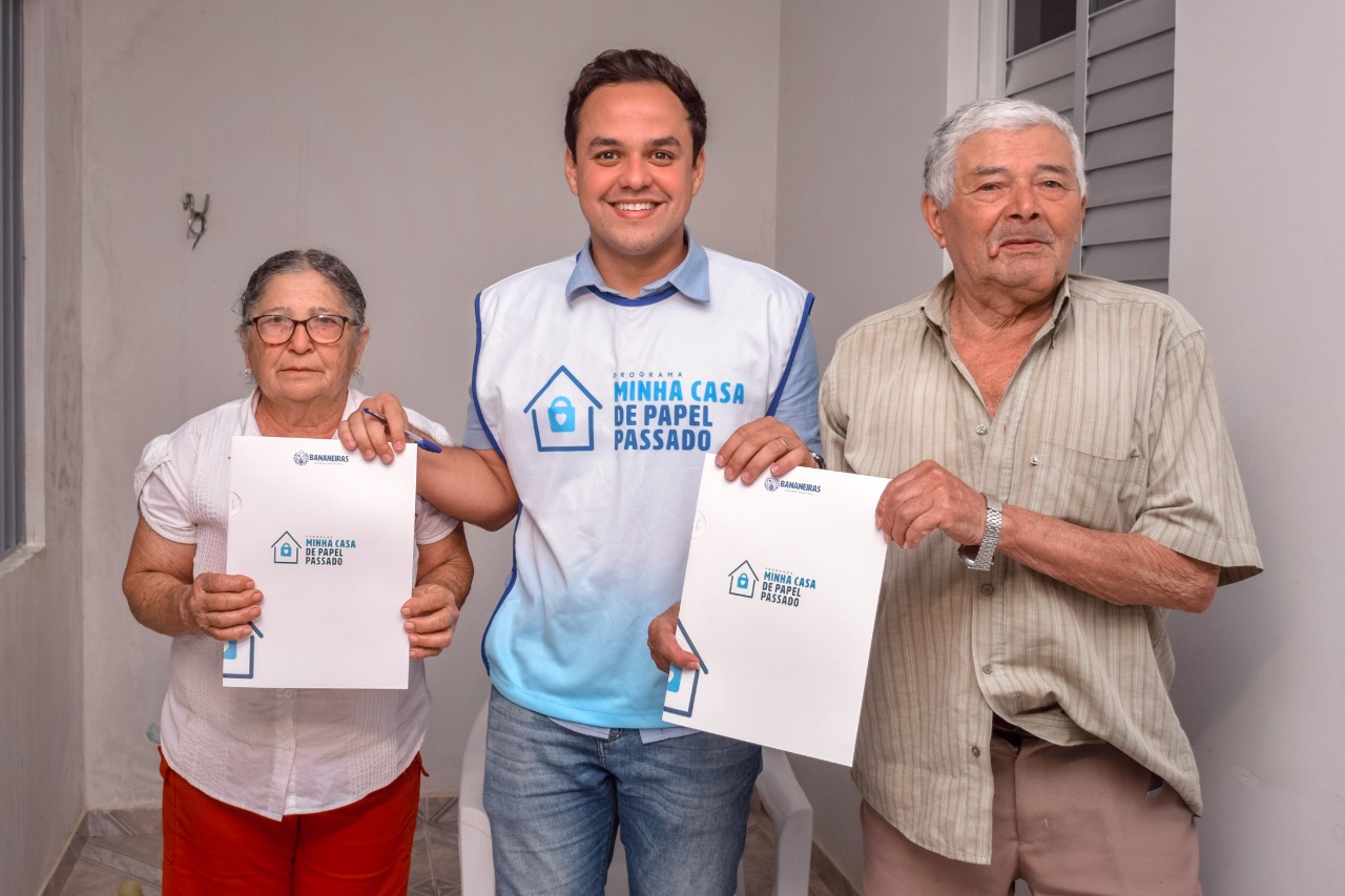 Famílias do Tabuleiro recebem regularização dos imóveis e gestão Matheus Bezerra anuncia quinta do papel passado