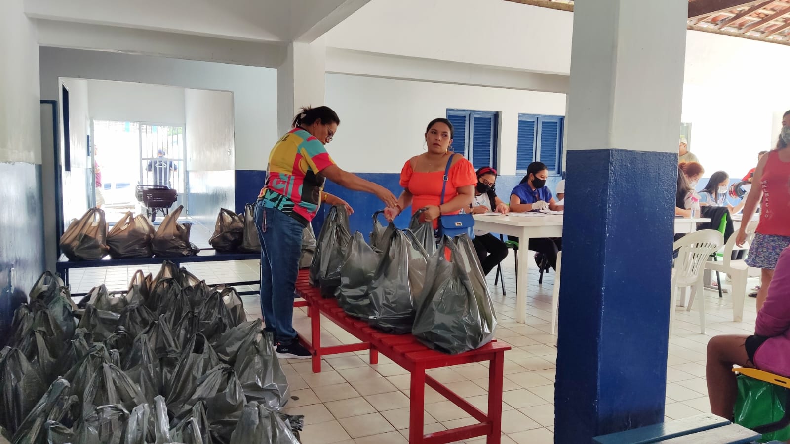 Gestão Municipal realiza entrega do Programa Alimenta Brasil (PAB), ás famílias cadastradas nos projetos da Secretaria de Desenvolvimento Social
