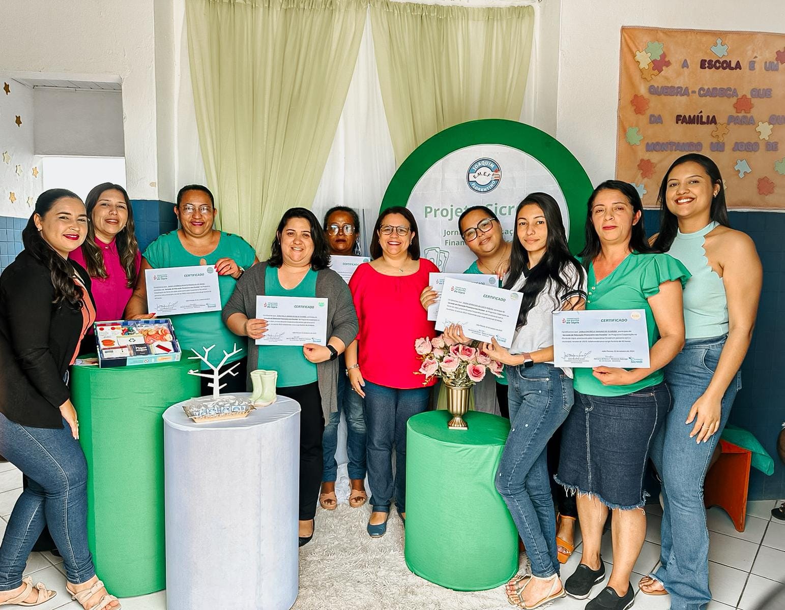 Prefeitura e Sicredi entregam certificados da “Jornada da Educação Financeira” à  professoras da rede municipal