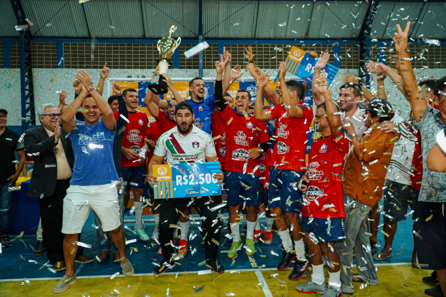 Prefeito Matheus entrega premiações na Grande Final do Campeonato Municipal de Futsal