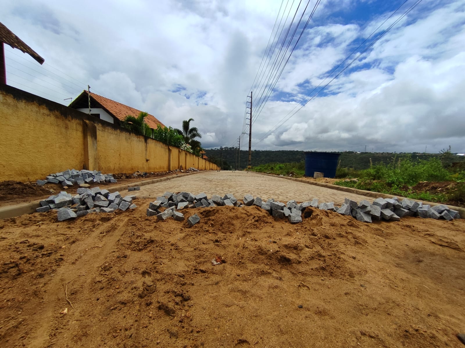 Iniciada as obras de pavimentação em paralelepípedo das comunidades: Gruta da Luzia e Rota Peteca de Banana