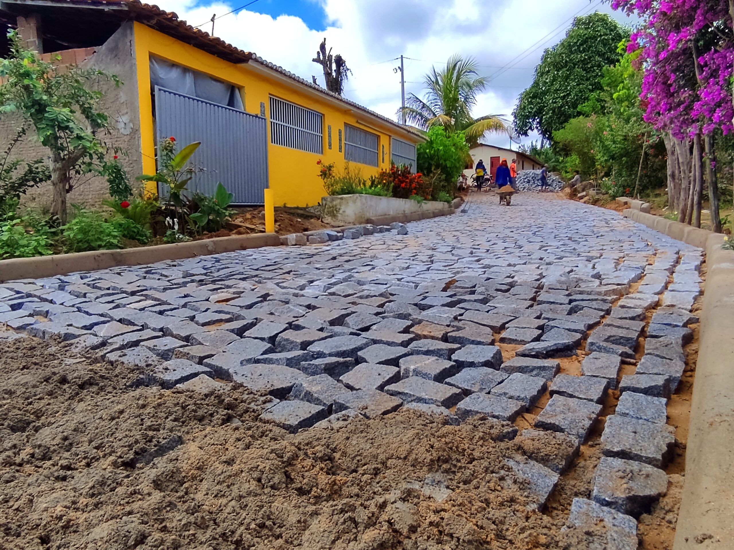 Obras seguem em progresso na segunda etapa de pavimentação, no Distrito de Roma