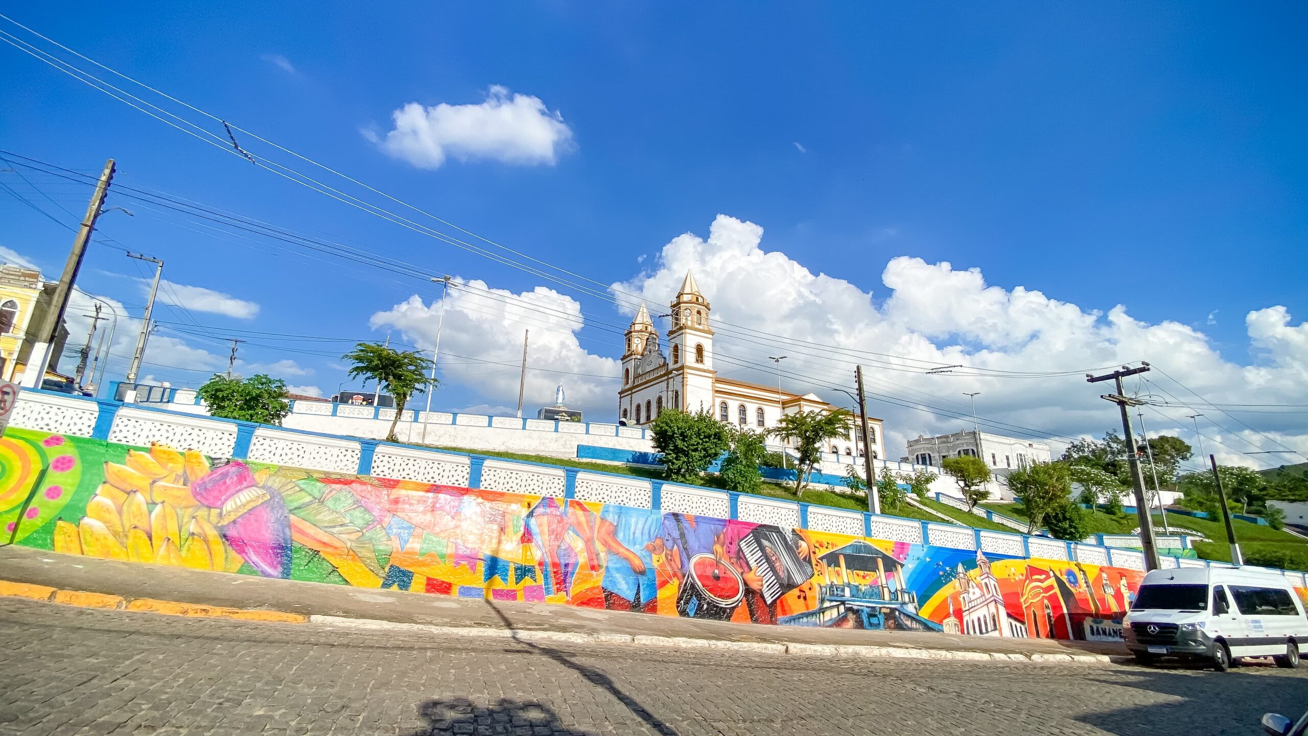 Bananeiras inaugura mural instagramável assinado pelo renomado Wilis Graffiti